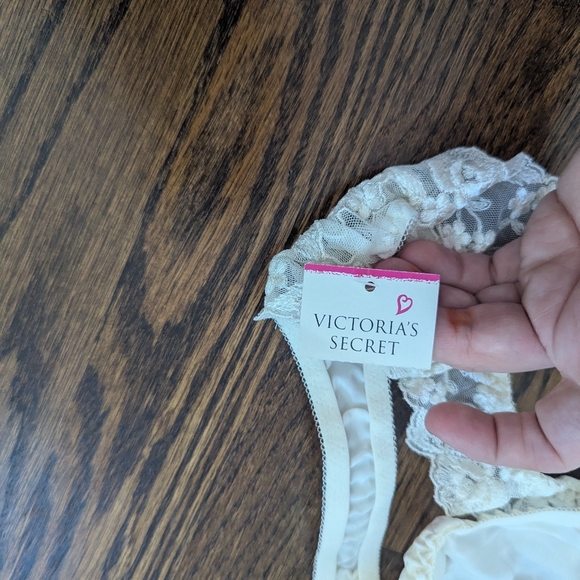 NEW Vintage Victoria's Secret Silk Bridal Cream Lace Thong Medium Y2K - Picture 5 of 6